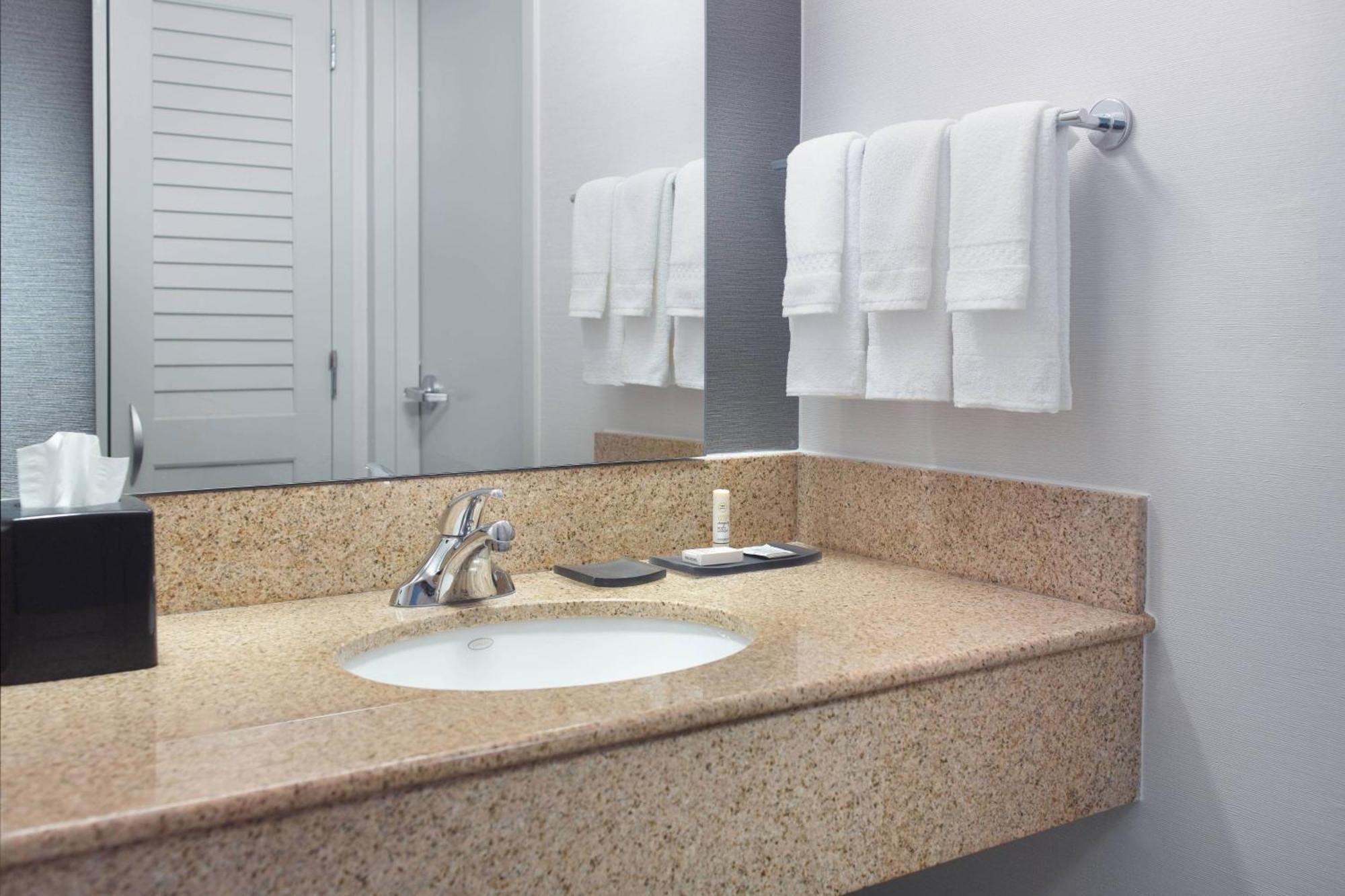 Hotel Courtyard By Marriott Raleigh Midtown Zewnętrze zdjęcie